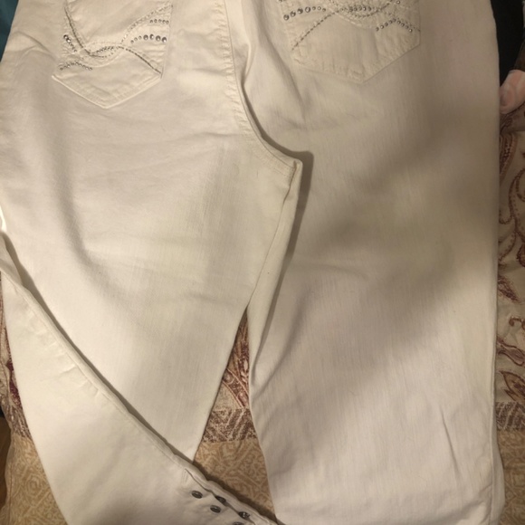 2 pair Of Women's Size 12  Capris (New With Tags) - Picture 5 of 9